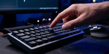 Empresas americanas pagam 25 dólares por hora para brasileiros avaliarem respostas de inteligência artificial