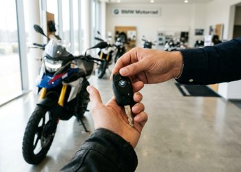 Como entrar no mundo das motos premium da BMW pagando parcelas que cabem no orçamento de quem tem uma 300cc