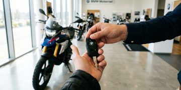 Como entrar no mundo das motos premium da BMW pagando parcelas que cabem no orçamento de quem tem uma 300cc