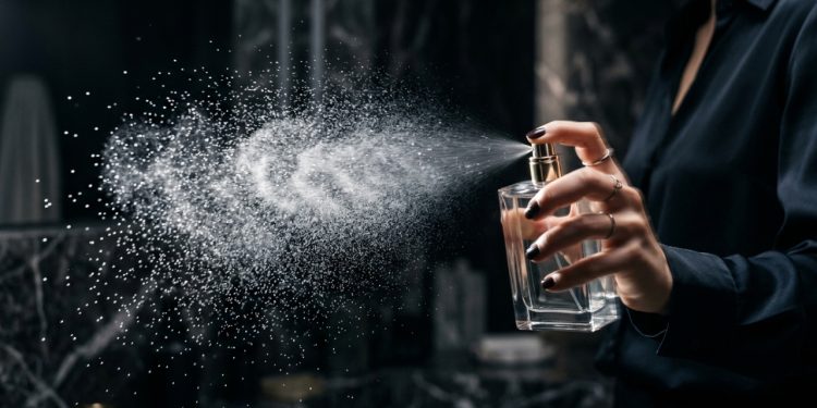 O frasco de R$ 80 escondido nas prateleiras que exala a exata mesma fragrância do perfume importado de R$ 1.500
