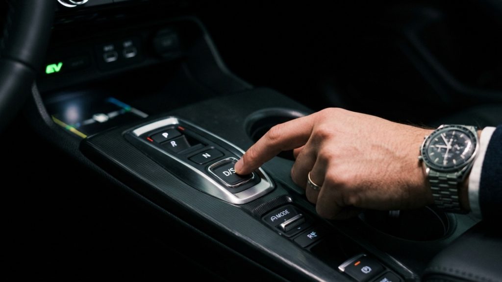 O sedã que faz 21 km por litro une elegância e tecnologia para desbancar os rivais tradicionais no mercado