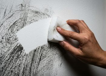 O bloco branco de R$ 5 que dispensa o uso de produtos químicos caros e apaga a sujeira pesada da casa como mágica