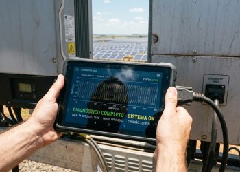 O mecânico dos painéis solares ganha 7 mil reais para consertar o cérebro das usinas fotovoltaicas