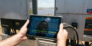 O mecânico dos painéis solares ganha 7 mil reais para consertar o cérebro das usinas fotovoltaicas