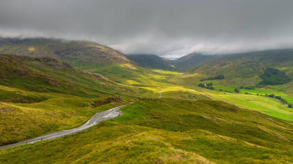 Com inclinação de 33%, a Hardknott Pass na Inglaterra surge como uma das estradas mais íngremes e perigosas de todo o Reino Unido para motoristas