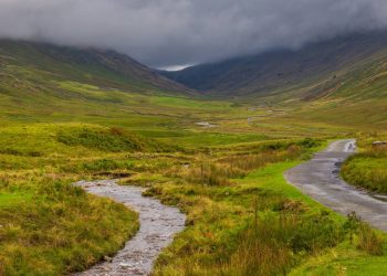 Com inclinação de 33%, a Hardknott Pass na Inglaterra surge como uma das estradas mais íngremes e perigosas de todo o Reino Unido para motoristas