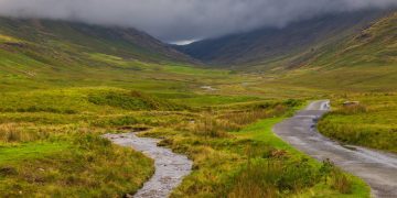 Com inclinação de 33%, a Hardknott Pass na Inglaterra surge como uma das estradas mais íngremes e perigosas de todo o Reino Unido para motoristas