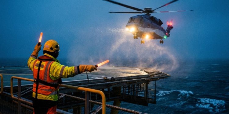 Comunicador de heliponto em alto mar garante vaga com certificação técnica e recebe salários acima de 9 mil reais
