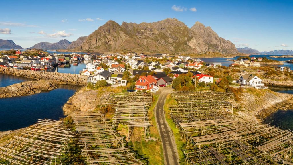 Espalhada por ilhotas no Ártico, a vila de pescadores em Henningsvær é um dos centros mais pitorescos e fotografados de todo o arquipélago de Lofoten