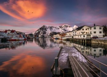 Espalhada por ilhotas no Ártico, a vila de pescadores em Henningsvær é um dos centros mais pitorescos e fotografados de todo o arquipélago de Lofoten
