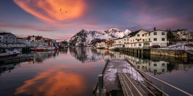 Espalhada por ilhotas no Ártico, a vila de pescadores em Henningsvær é um dos centros mais pitorescos e fotografados de todo o arquipélago de Lofoten