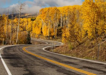 Com 198 km de extensão pelo deserto de Utah, a Highway 12 surge como a rota mais cênica e impressionante dos EUA para viajantes