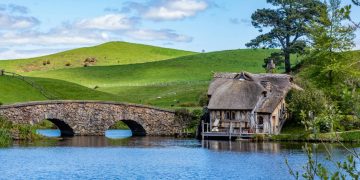 Com 44 tocas de hobbit construídas em 1999, o vilarejo neozelandês virou o maior ícone cinematográfico e destino turístico do país