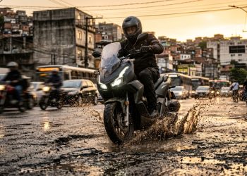 Suspensão de rali em uma scooter urbana faz este modelo ser a solução definitiva contra os buracos das capitais