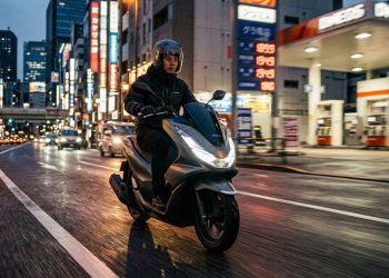 A scooter líder de vendas no país faz 45 km por litro e é o terror das bombas de gasolina