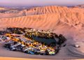 Com dezenas de palmeiras e dunas gigantes, o oásis de Huacachina surge como uma miragem surreal escondida no meio do deserto peruano