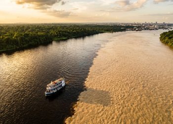 O fenômeno do Encontro das Águas em Manaus, detalhando suas causas científicas