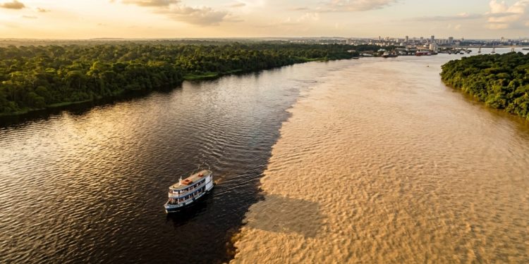 O fenômeno do Encontro das Águas em Manaus, detalhando suas causas científicas