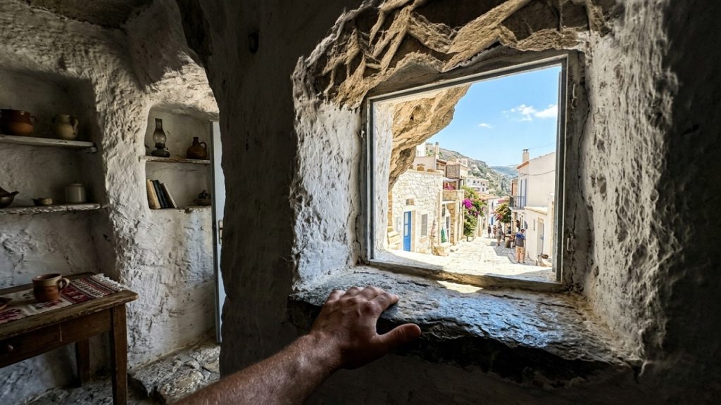 Cidade construída em desfiladeiro rochoso