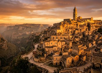 cidade milenar no continente europeu esculpida nas rochas