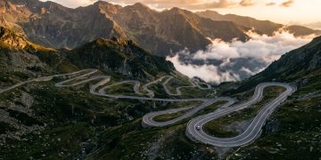 Pessoas que sobem aos 2042 metros de altitude