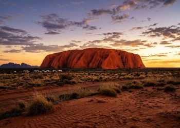 O planejamento geográfico e os imensos desafios logísticos de Yulara para sustentar o turismo isolado