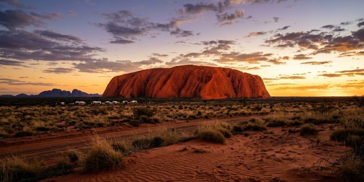 O planejamento geográfico e os imensos desafios logísticos de Yulara para sustentar o turismo isolado
