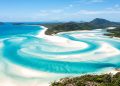 Apresentar Whitehaven Beach, destacando sua areia de sílica, beleza única e como visitá-la