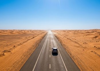 Por que a Highway 10 saudita é a estrada reta mais longa do mundo e por que dirigir nela é tão perigoso mentalmente