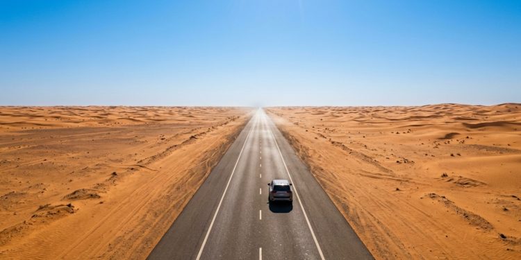 Por que a Highway 10 saudita é a estrada reta mais longa do mundo e por que dirigir nela é tão perigoso mentalmente