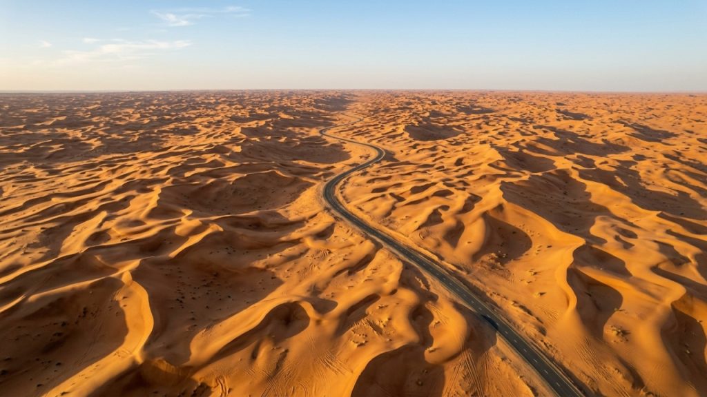 Por que a Highway 10 saudita é a estrada reta mais longa do mundo e por que dirigir nela é tão perigoso mentalmente