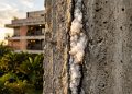 A engenharia do cimento inteligente e como ele prolonga a vida útil das obras