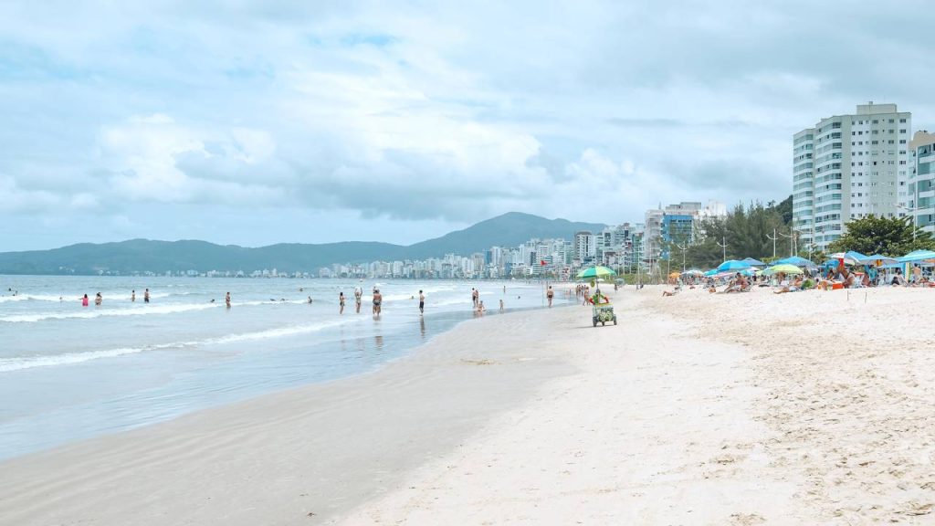 Cidade fundada há 64 anos é o segundo maior polo de construção civil do estado, e atrai investidores de todo o país para o litoral catarinense