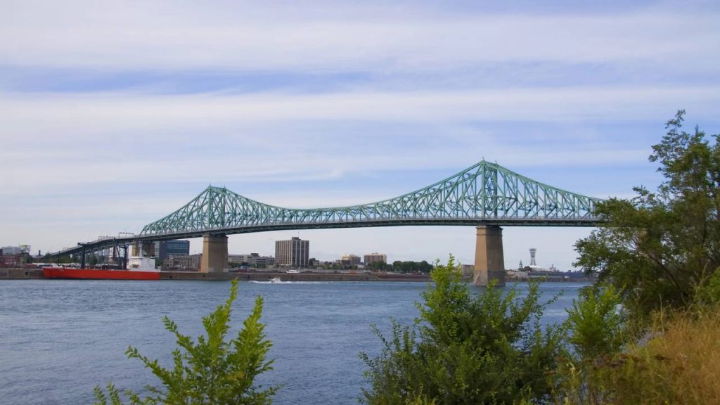 Com 3.425 metros de extensão e iluminação interativa de LED, a ponte de 1930 tornou-se o maior ícone noturno e estrutural de toda a cidade de Montreal