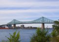 A imponente estrutura de aço de 3,4 km de extensão inaugurada em 1930 que cruza o rio São Lourenço para conectar a ilha de Montreal à costa sul