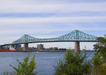 A imponente estrutura de aço de 3,4 km de extensão inaugurada em 1930 que cruza o rio São Lourenço para conectar a ilha de Montreal à costa sul