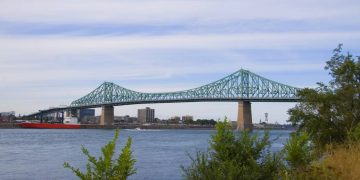 A imponente estrutura de aço de 3,4 km de extensão inaugurada em 1930 que cruza o rio São Lourenço para conectar a ilha de Montreal à costa sul