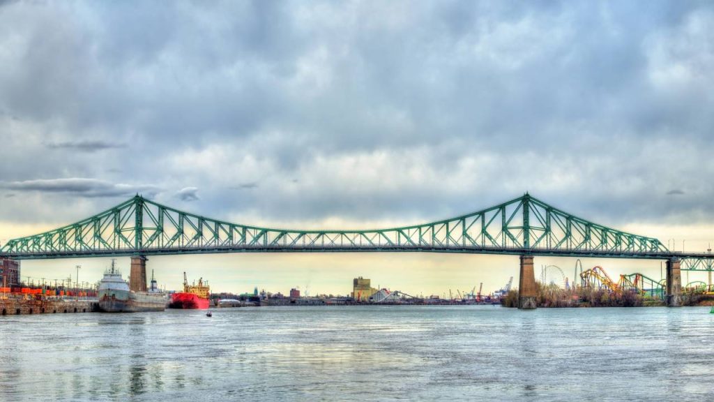 A imponente estrutura de aço de 3,4 km de extensão inaugurada em 1930 que cruza o rio São Lourenço para conectar a ilha de Montreal à costa sul