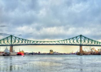 Com 3.425 metros de extensão e iluminação interativa de LED, a ponte de 1930 tornou-se o maior ícone noturno e estrutural de toda a cidade de Montreal