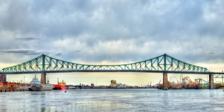 Com 3.425 metros de extensão e iluminação interativa de LED, a ponte de 1930 tornou-se o maior ícone noturno e estrutural de toda a cidade de Montreal
