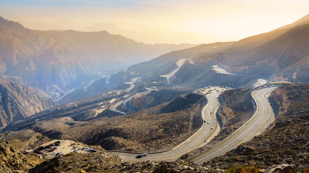 Com curvas fechadas e 1.934 metros de altitude, a estrada nos Emirados Árabes corta a montanha mais alta do país como um milagre do asfalto