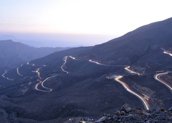 Com curvas fechadas e 1.934 metros de altitude, a estrada nos Emirados Árabes corta a montanha mais alta do país como um milagre do asfalto