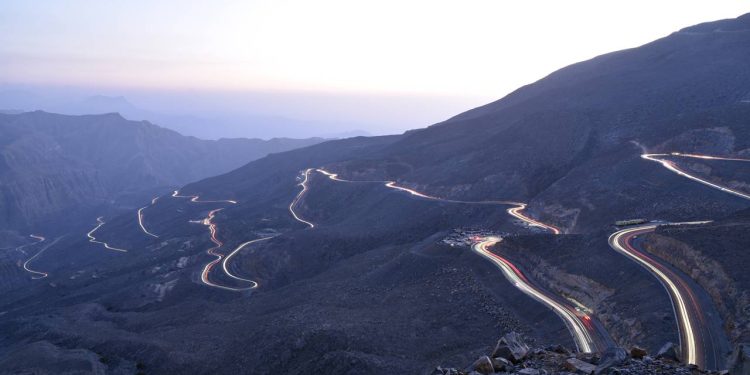 Com curvas fechadas e 1.934 metros de altitude, a estrada nos Emirados Árabes corta a montanha mais alta do país como um milagre do asfalto