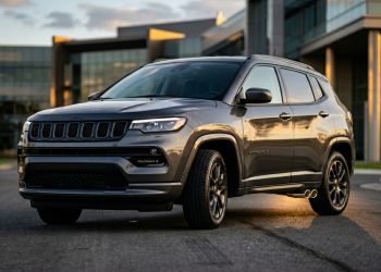 Um ícone do asfalto da Jeep que ganhou fôlego de pista para deixar os sedãs esportivos comendo poeira