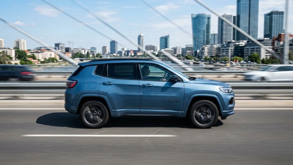 Um ícone do asfalto da Jeep que ganhou fôlego de pista para deixar os sedãs esportivos comendo poeira