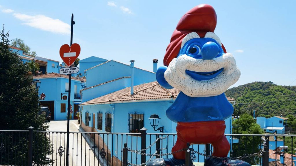 Com suas centenas de casas pintadas de azul, o vilarejo espanhol que serviu de cenário para os Smurfs virou um caso único de turismo criativo na Andaluzia