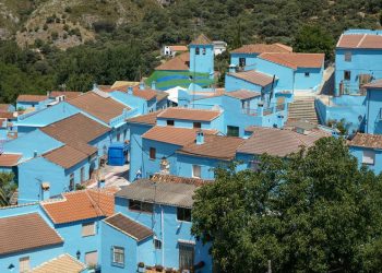 Com suas centenas de casas pintadas de azul, o vilarejo espanhol que serviu de cenário para os Smurfs virou um caso único de turismo criativo na Andaluzia