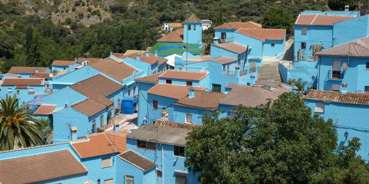 Com suas centenas de casas pintadas de azul, o vilarejo espanhol que serviu de cenário para os Smurfs virou um caso único de turismo criativo na Andaluzia