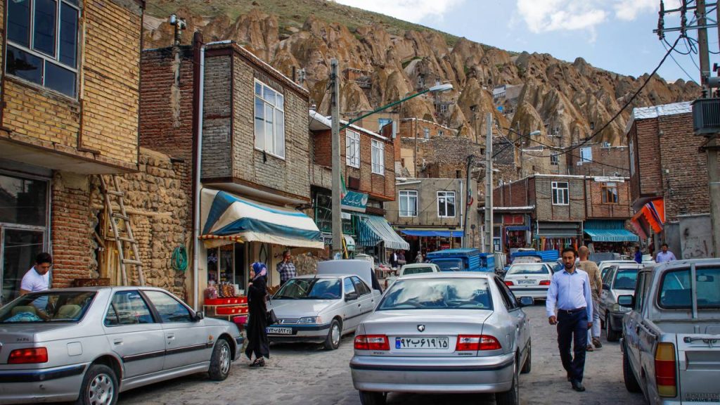 Com casas cavadas em cones de pedra natural, o vilarejo milenar no Irã surge como um recorde de arquitetura troglodita viva