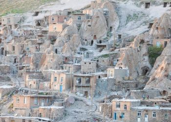 Com casas cavadas em cones de pedra natural, o vilarejo milenar no Irã surge como um recorde de arquitetura troglodita viva
